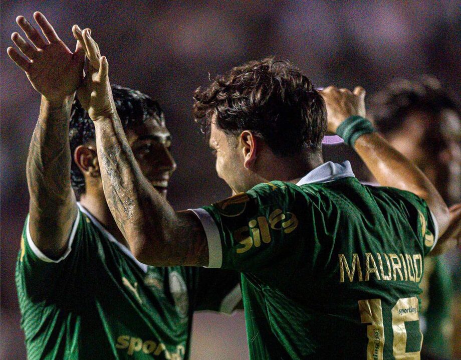Maurício comemora com Facundo Torres seu gol diante da Inter de Limeira
