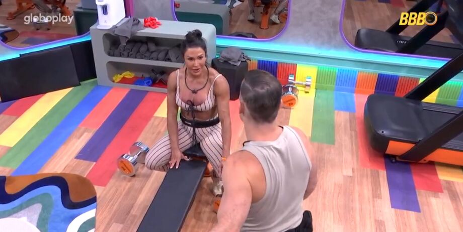 Gracyanne conversa com Diego na academia