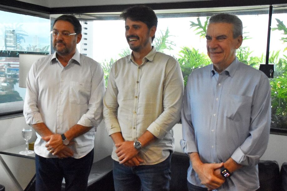 Sérgio Longen, Thales Tomazelli e Paulo Corrêa durante reunião na Fiems para debater ações de sustentabilidade e qualificação em MS.