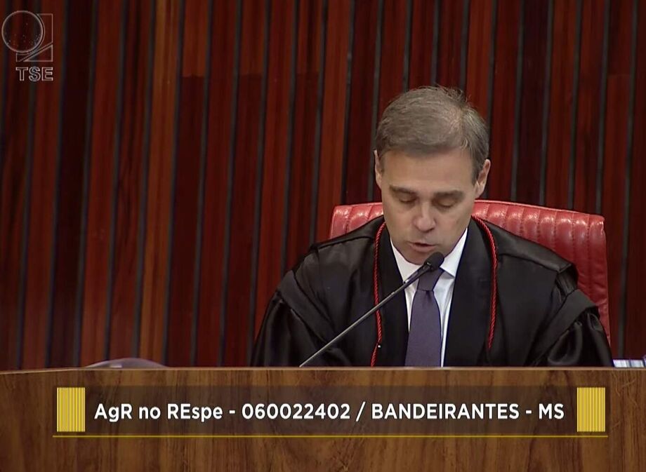 Ministro André Mendonça, do TSE, lê seu voto sobre o recurso que pode definir novas eleições em Bandeirantes (MS).