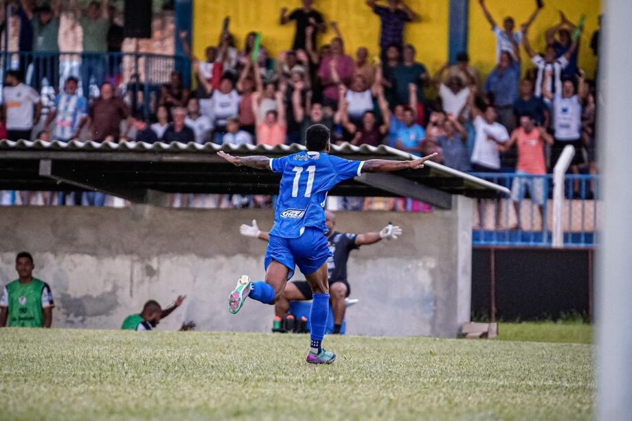 Thiaguinho (11) marcou o primeiro gol da goleada do líder Ivinhema sobre o Corumbaense no domingo