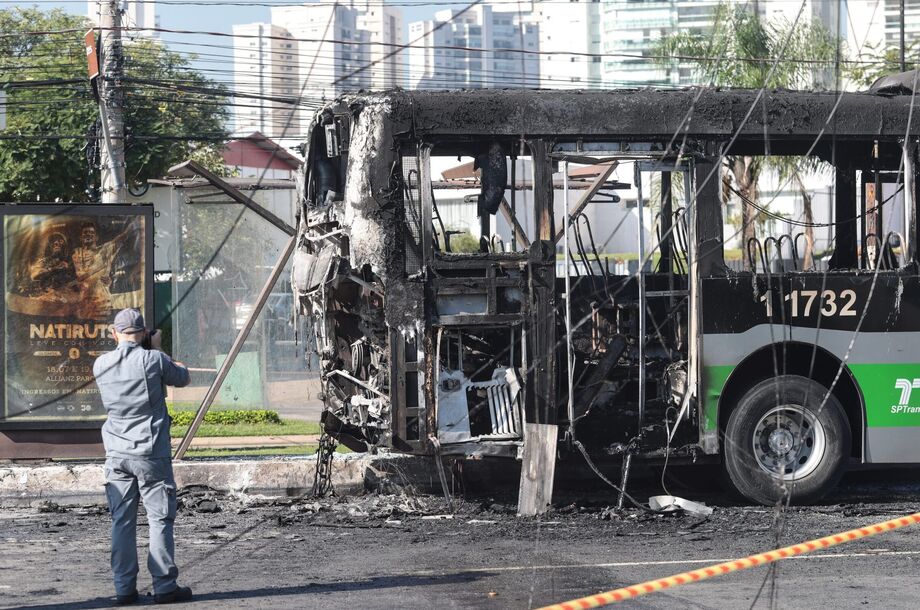Ônibus foi atingido por aeronave de pequeno porte na Barra Funda na sexta-feira, 7. Uma idosa ficou ferida