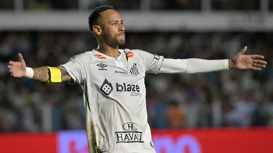 Camisa de jogo de Neymar em sua reestreia pelo Santos já vale mais de R$ 50 mil em leilão online.
