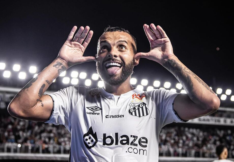 Guilherme fez comemoração de Neymar ao marcar seu décimo gol na temporada.