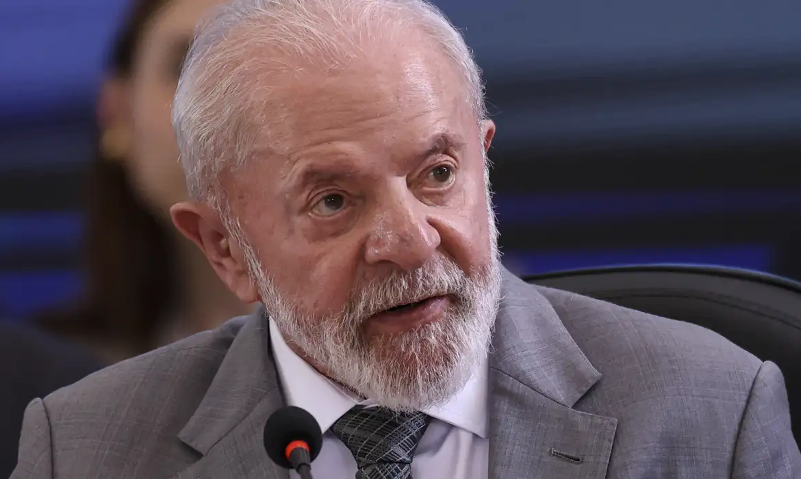 O presidente Lula, que estava no Uruguai no momento, comentou sobre o incidente, destacando a importância do respeito mútuo nas relações internacionais