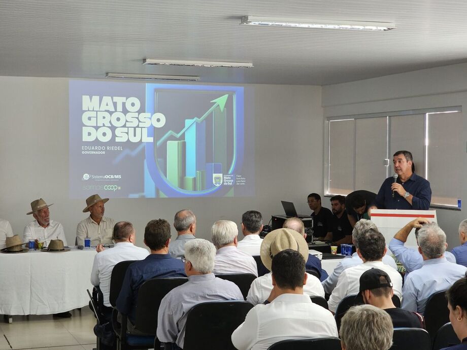 O governador Eduardo Riedel participa de evento ao lado de lideranças do setor cooperativista.