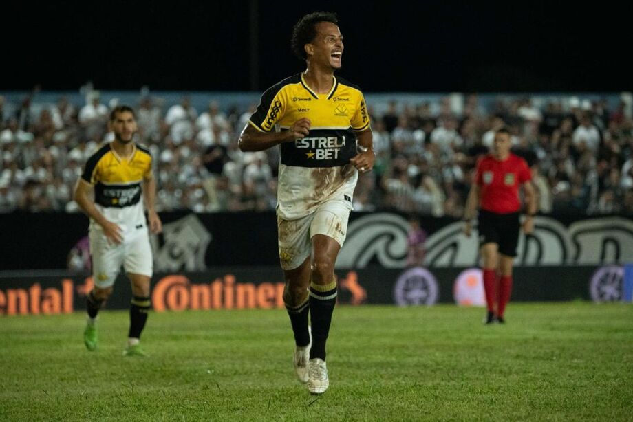 Everton Morelli comemora o gol da vitória que garantiu a classificação do Criciúma para segunda fase