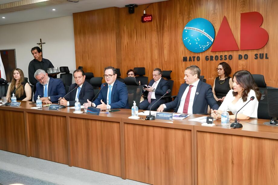 Presidente da OAB/MS, Bitto Pereira, discursa durante a posse da nova diretoria e conselheiros do Tribunal de Ética e Disciplina, destacando a importância da atuação do órgão na advocacia.