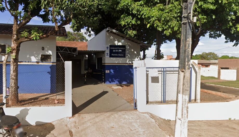 Mulher de 31 anos xinga e ameaça funcionárias de posto de saúde em Dourados. Polícia foi acionada para evitar invasão, e suspeita foi levada à delegacia.