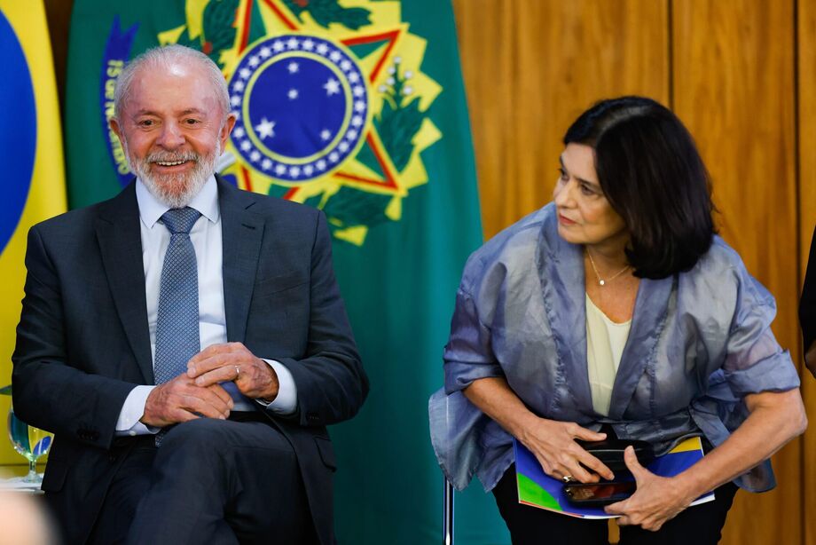 O presidente Lula ao lado de Nísia Trindade, então ministra, durante a cerimônia de assinatura de parcerias para fortalecimento da produção e inovação de vacinas e biofármacos, realizada na manhã desta terça-feira 25 no Palácio do Planalto em Brasília.