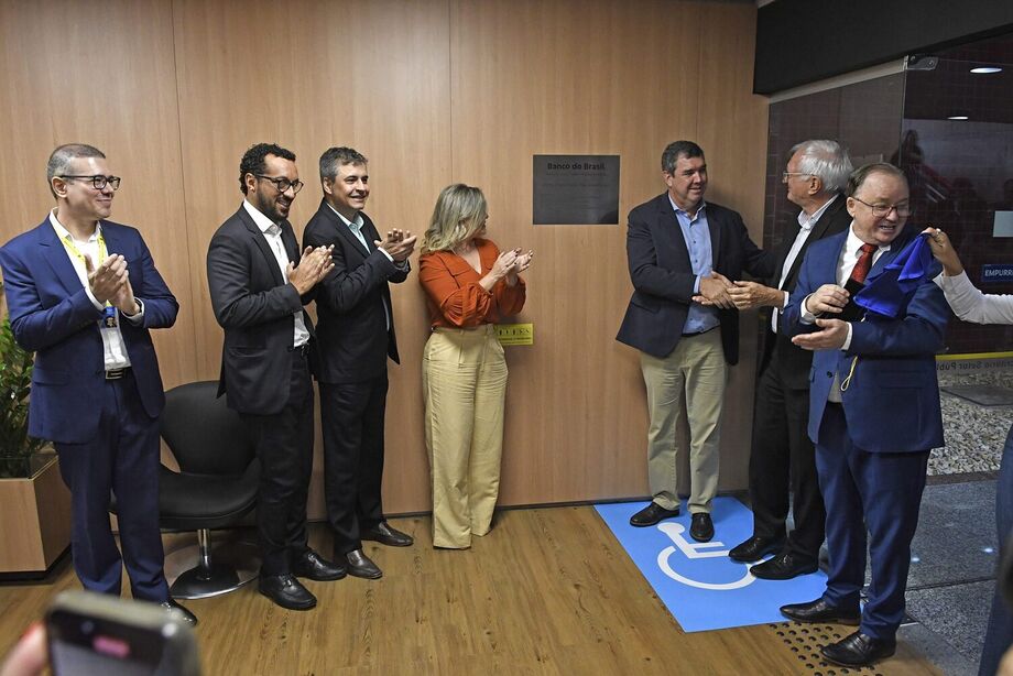 O governador Eduardo Riedel participou da inauguração do escritório especializado para atendimento ao setor público em Campo Grande