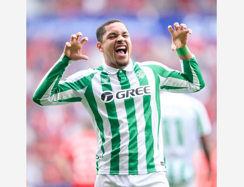 Vitor Roque comemora gol pelo Betis; jogador está próximo de reforçar o Palmeiras