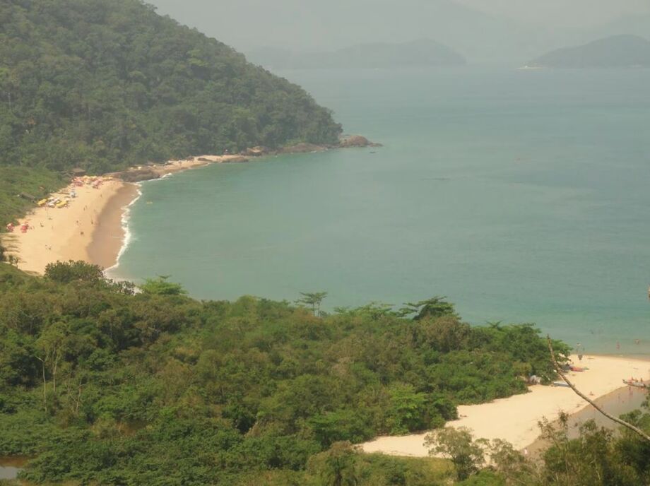 Homem de 38 anos foi atingido por onda e morreu afogado na Ilha do Prumirim, em Ubatuba, litoral norte de São Paulo.