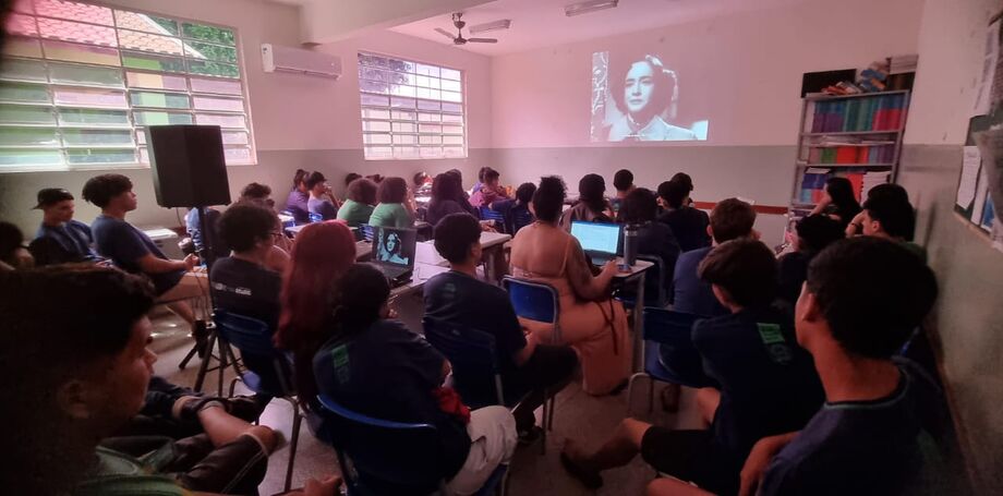TransCine leva curtas-metragens a estudantes de Ribas do Rio Pardo, onde o cinema tradicional não chega, transformando a sala de aula em sala de exibição.