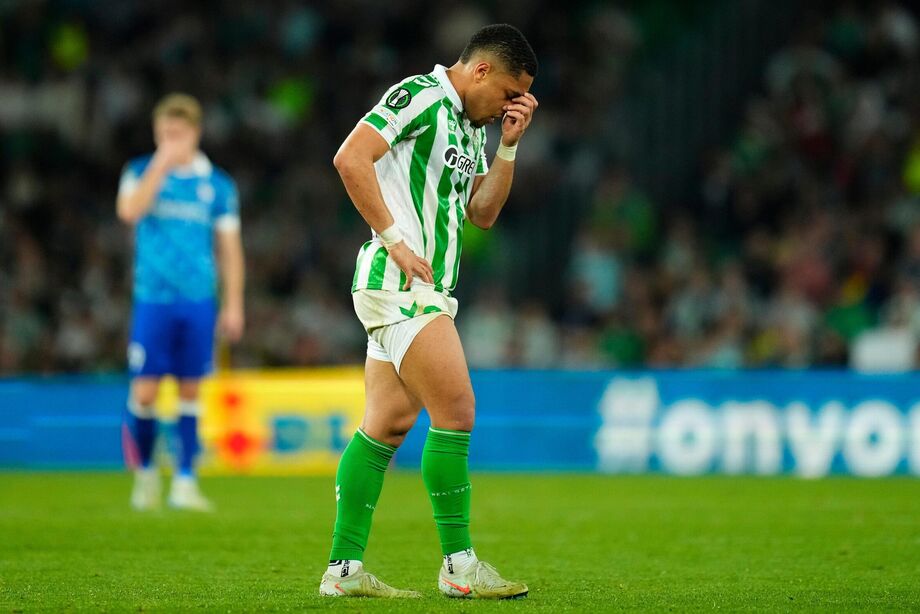 Vitor Roque após ser expulso em jogo do Betis; Palmeiras insiste e pode ter o atacante por empréstimo