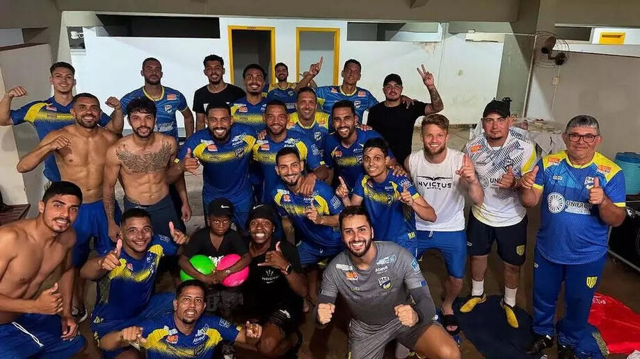 Dourados vence o Naviraiense por 2 a 0 e assume a liderança do Estadual. Time aguarda os jogos de domingo para saber se mantém a ponta.