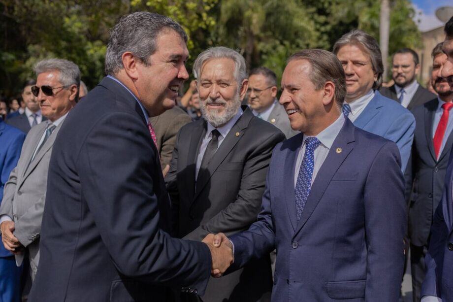 O governador Eduardo Riedel (PSDB) cumprimenta o deputado estadual Coronel David (PL)
