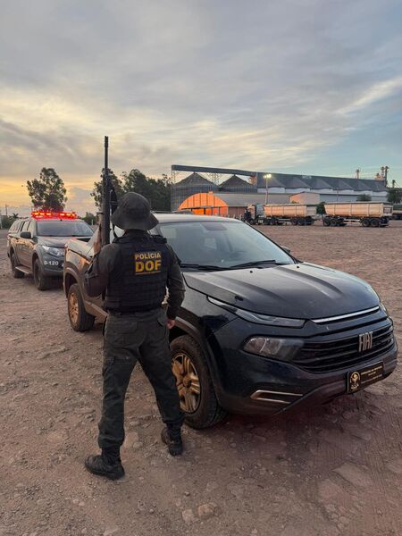 DOF prende dois pistoleiros em fuga após assassinato na BR-060. Entre eles, um ex-policial com tornozeleira eletrônica e histórico criminal.