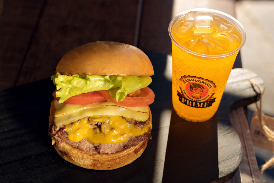 A HamBugreria, reconhecida pelo icônico indiozinho em sua logo e por sua trajetória de sucesso no cenário gastronômico de Mato Grosso do Sul, está de volta ao Champions Burger