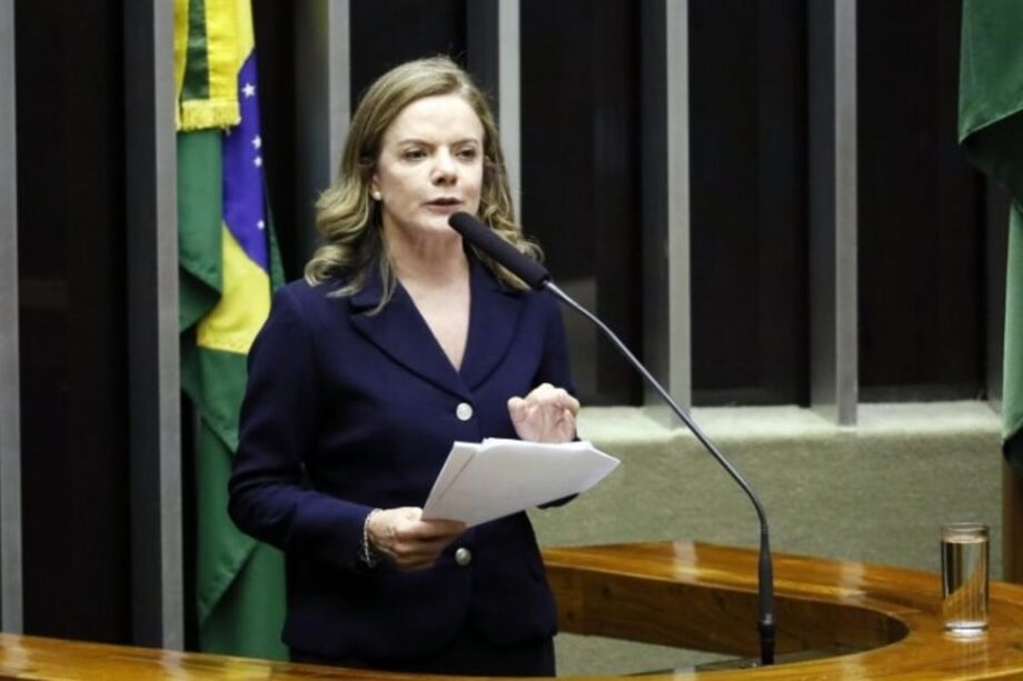 Gleisi Hoffmann defende taxar bancos, bilionários e apostas online para tornar sistema tributário mais justo.