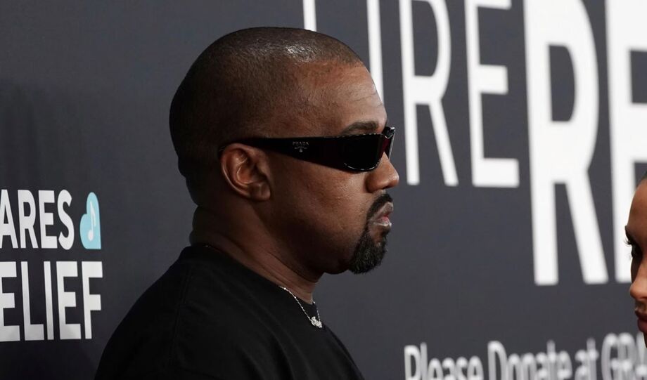 Kanye West é processado por ex-funcionária após declarações nazistas.