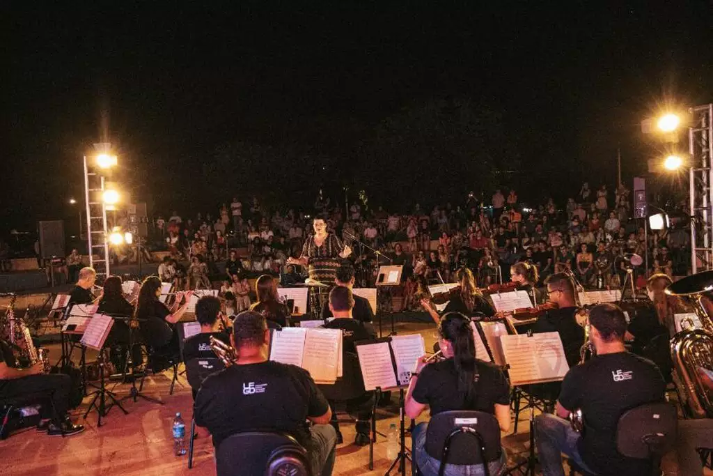 Orquestra da UFGD comemora 10 anos com show gratuito em Campo Grande no dia 22 de março. Repertório inclui clássicos regionais e sucessos populares.