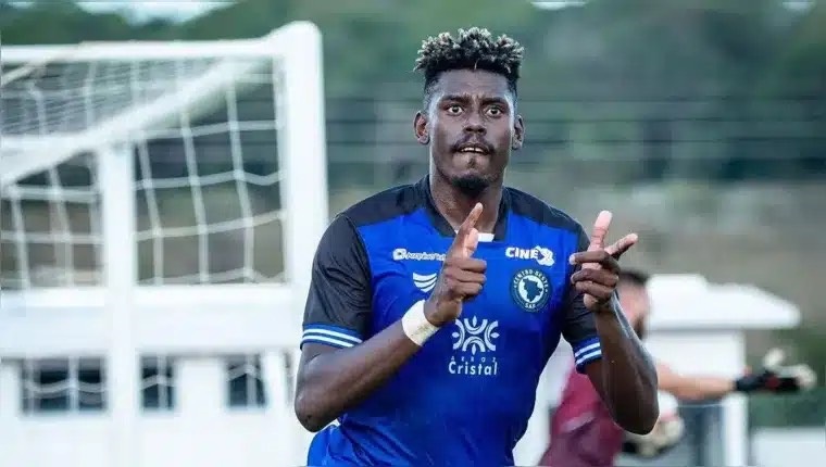 Ponte Preta contrata Gustavo Vintecinco para resolver problemas no ataque. Clube busca novos reforços e foca na estreia da Série C contra o Figueirense.