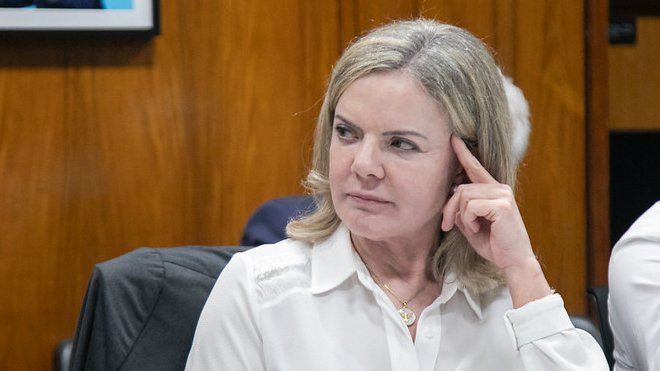 Gleisi Hoffmann afirma que saída de PP e União Brasil é respeitada, mas cobra fidelidade de partidos que seguem na base