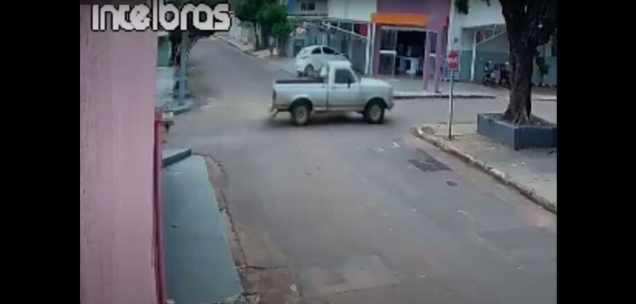 Adolescente bate moto em caminhonete durante fuga e morre após três dias internado