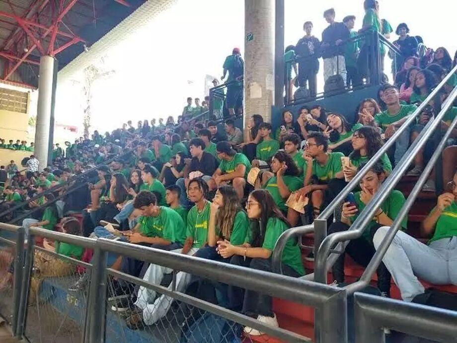 Estudantes durante palestra contra maus-tratos aninamis na Escola Estadual Joaquim Murtinho em 2024