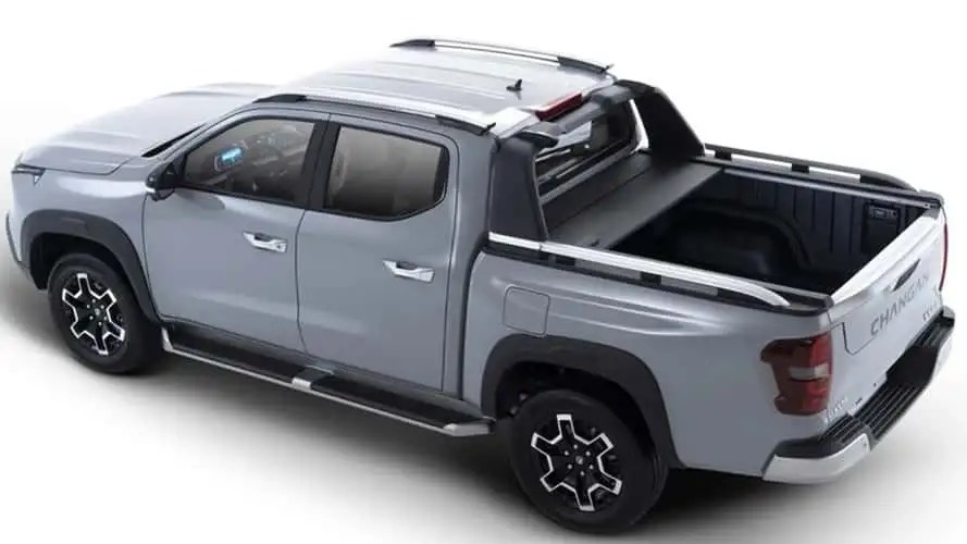 Vista traseira da Changan Hunter mostra as linhas da carroceria e o espaço generoso da caçamba. O design lateral e o rack de teto também devem influenciar o visual final da Fiat Titano no mercado latino-americano