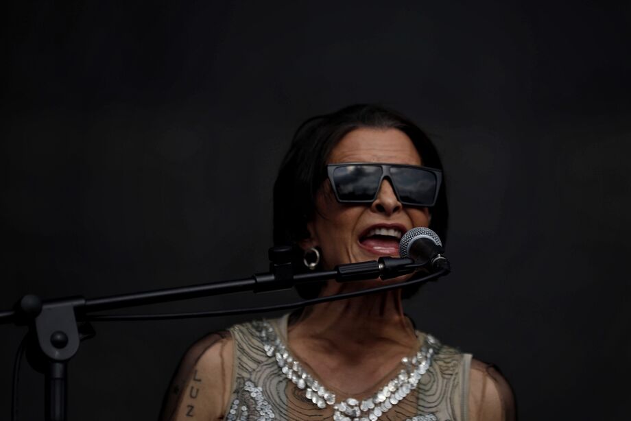 Lollapalooza: Com gritos de aumenta a guitarra, é um festival, Marina Lima se impõe com força