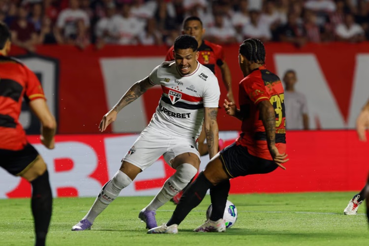 São Paulo perde pênalti, estreia no Brasileirão com empate no MorumBis e deixa campo sob vaias