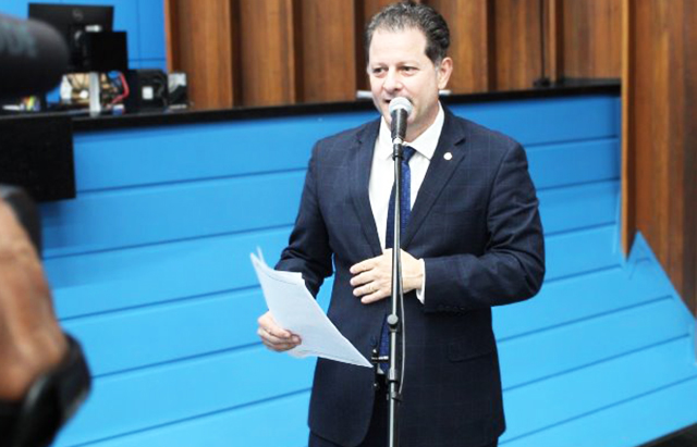 Deputado Renato Câmara durante sessão na ALEMS, onde apresentou pedidos por melhorias viárias e campanhas de trânsito.