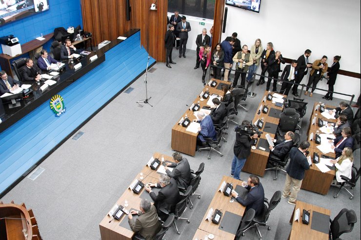 Sessão ordinária é realizada no plenário a partir das 9h e é aberta à imprensa e à participação de toda sociedade