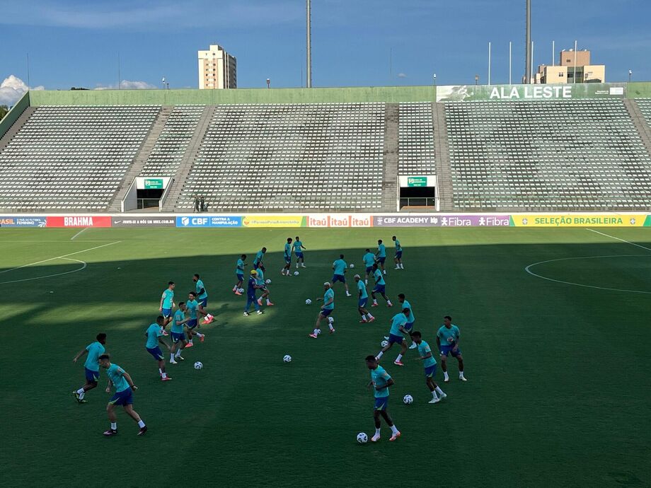 Seleção brasileira treinou no Bezerrão, estádio do Gama