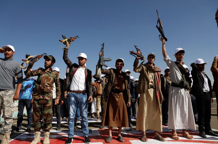 Combatentes Houthis recém-recrutados participam de uma marcha de protesto contra os ataques liderados pelos EUA no Iêmen e a guerra israelense na Faixa de Gaza, em 21 de fevereiro de 2024, em Sanaa, Iêmen.