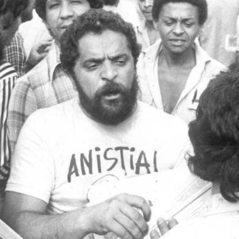 Lula em 1979 distribuindo panfletos pró-anistia durante o último período da ditadura militar