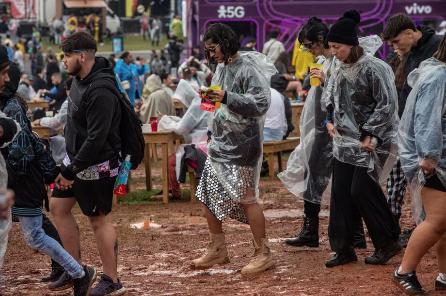 Lollapalooza já é conhecido por acontecer em época chuvosa do ano. Na foto, movimentação no Lollapalooza 2024.