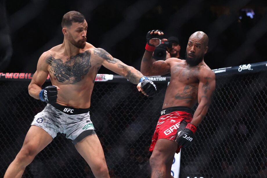 Brasileiro Maurício Ruffy consegue nocaute brutal e prêmio de performance da noite no UFC