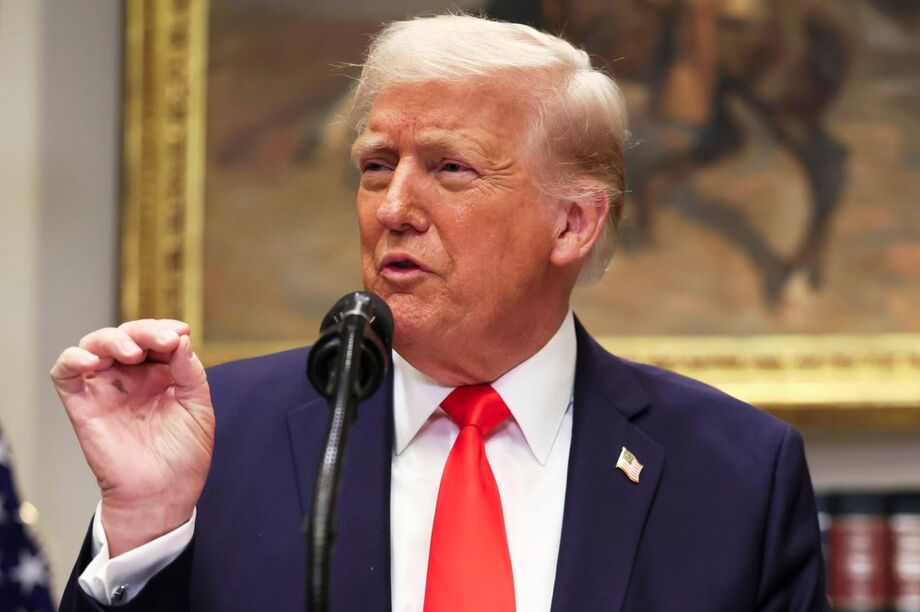 Trump emite ordem executiva para desmantelar 7 órgãos governamentais, inclusive de rádio