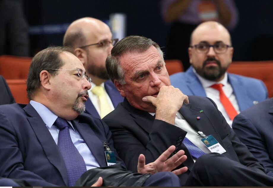 O advogado Celso Vilardi ao lado do ex-presidente Jair Bolsonaro, que acompanha julgamento da denúncia no plenário da Primeira Turma do STF