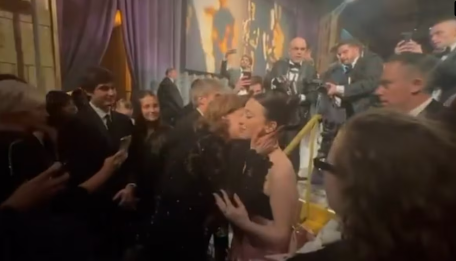 Fernanda Torres parabeniza Mikey Madison por Oscar de Melhor Atriz