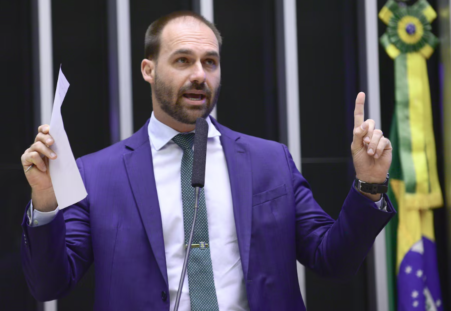 Eduardo Bolsonaro chama Walter Salles de psicopata após o diretor criticar a democracia dos EUA e retratar a ditadura militar brasileira em seu filme vencedor do Oscar.