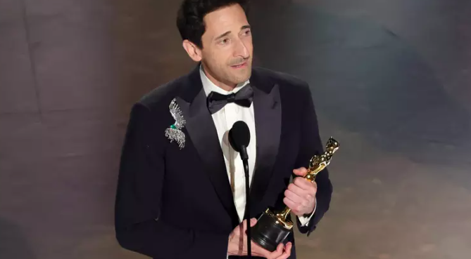 Adrien Brody vence Oscar de Melhor Ator