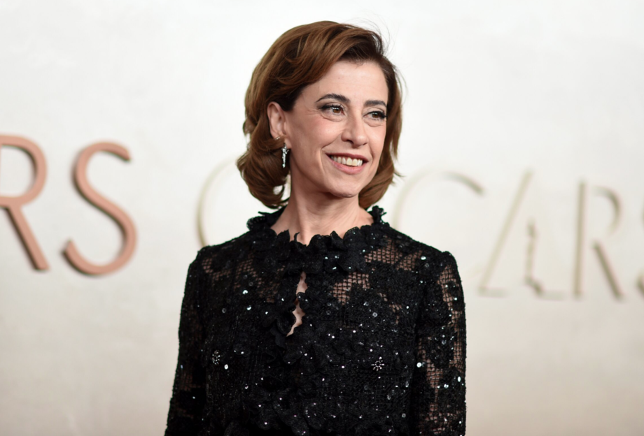 Fernanda Torres no tapete vermelho do Oscar na noite deste domingo, 2.