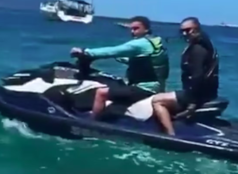 air Bolsonaro (PL) e Silas Malafaia durante passeio de jetski em Angra dos Reis, no Rio de Janeiro.