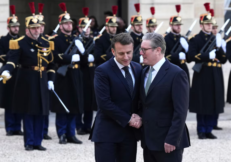 Emmanuel Macron e o premiê britânico Keir Starmer, no Palácio do Eliseu, em Paris