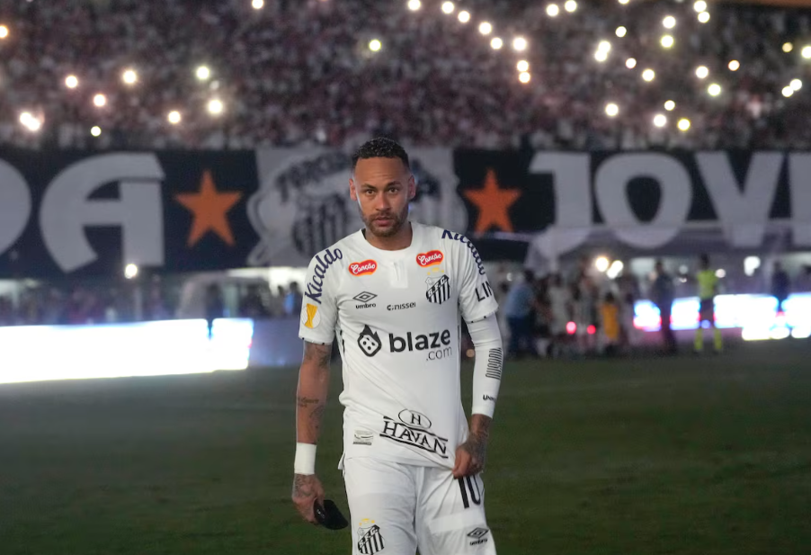 Neymar assinou contrato até junho de 2025 com o Santos.