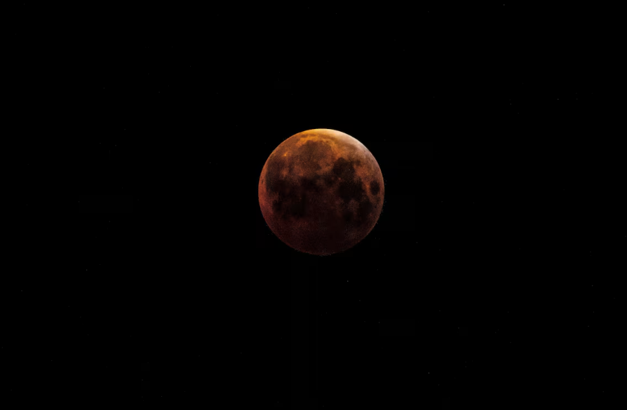 Eclipse lunar total em 14 de março de 2025 visto em Merritt Island, Flórida